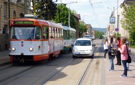 Pestoe se tramvaj objídt zleva nesmí, idii to v Liberci asto dlají....