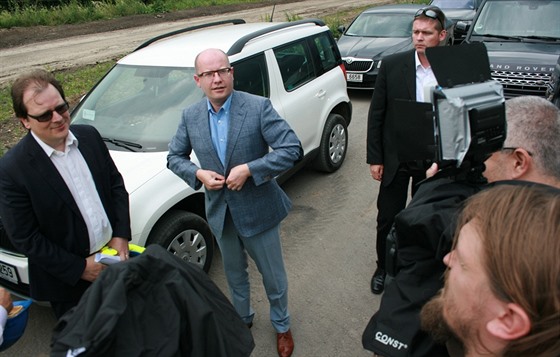 Premiér Bohuslav Sobotka se spolu s ministrem dopravy Danem Ťokem přijel v...