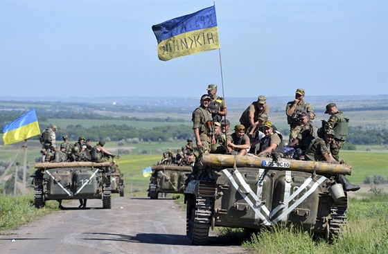 Ukrajinské transportéry nedaleko Artmivsku (9. ervna 2015)