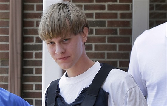 Dylann Storm Roof ped policejní stanicí ve mst Shelby v Severní Karolín...