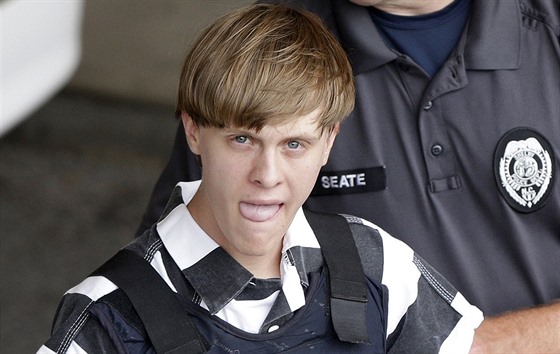 Dylann Storm Roof ped policejní stanicí ve mst Shelby v Severní Karolín...