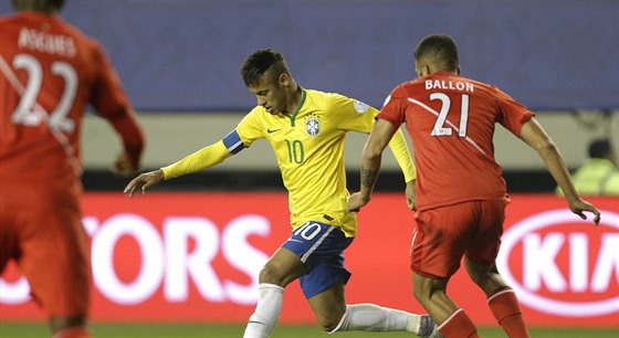 Neymar s pilepeným míem ke kopace utíká obran Peru.