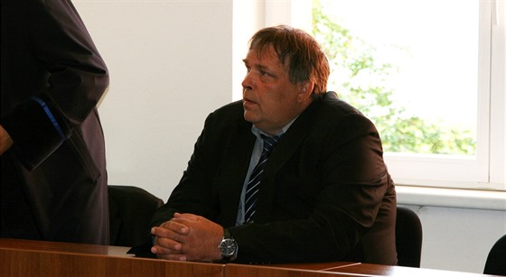 Zaměstnanec karlovarské hotelové společnosti Bohumil Janouch u soudu v Lounech