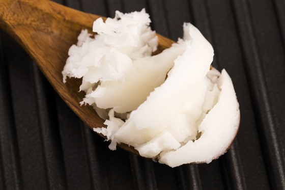 Kokosový olej má mnoho využití při vaření, ale taky v kosmetice.