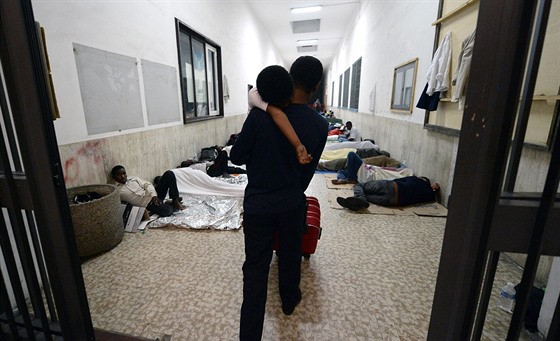 Uprchlíci spí na nádraí na severu Itálie (14. ervna 2015).