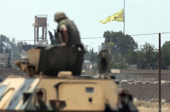 V pohraniních oblastech Sýrie, které ovládají Kurdové z milic YPG, jsou jejich luté vlajky s ervenou hvzdou dobe vidt i pro turecké pohraniníky.