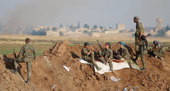 Jednotky YPG před Tall Abjadem (14. června 2015).