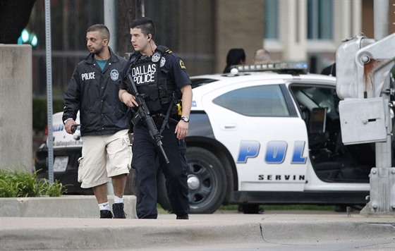 Ozbrojenc stílel v Dallasu na policisty, ped stanicí nechal bombu (13. ervna...