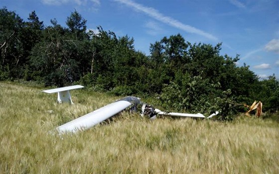 Sportovní letadlo s dvoulennou posádkou skonilo na poli.