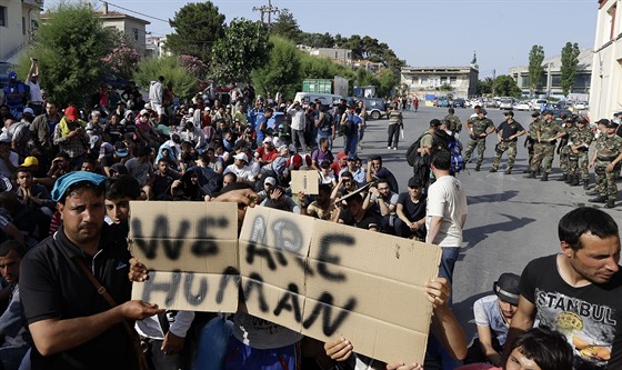 Syrští migranti na řeckém ostrově Lesbos protestují za lepší životní podmínky v...