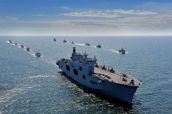 Britská vrtulníková lo HMS Ocean vede flotilu plavidel NATO na úvod cviení...