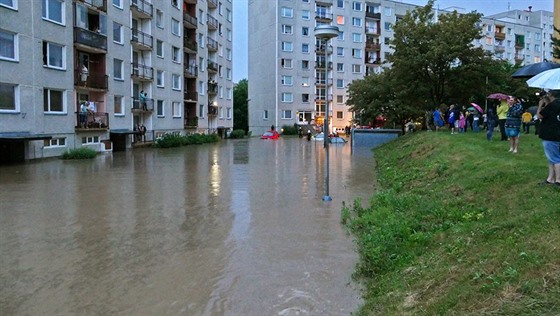 Loni voda v sídliti zatopila sklepy a dv desítky aut.  