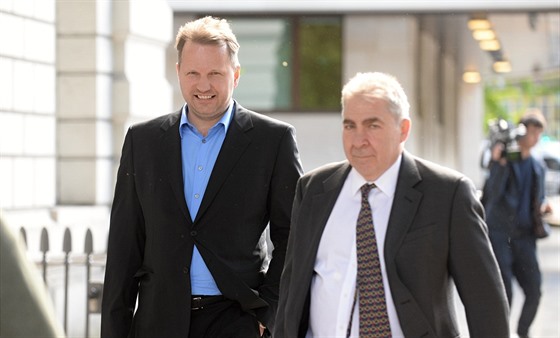 Podnikatel Frantiek Savov (vlevo) po jednání soudu v Londýn (10. ervna 2015)