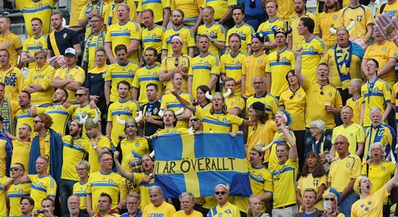 védtí fanouci pi zápase s Itáli na tribun olomouckého stadionu.