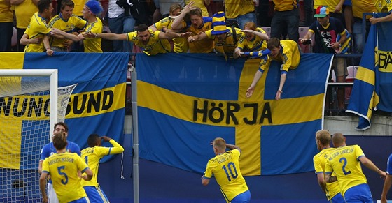 �VÉDSKÁ RADOST �védský úto�ník John Guidetti slaví gól do italské brány v...