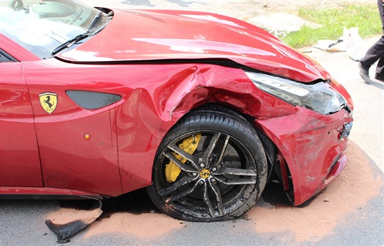 Ferrari bylo po stetu nepojízdné.