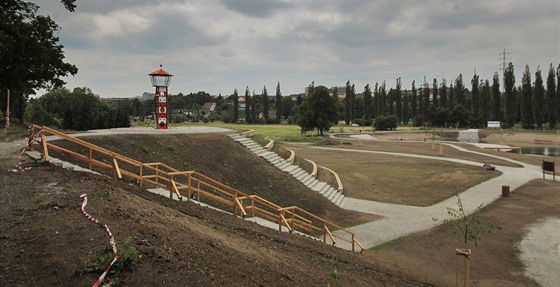 Louka pod Lobezským parkem v Plzni na Doubravce se mní. Vznikají tady...