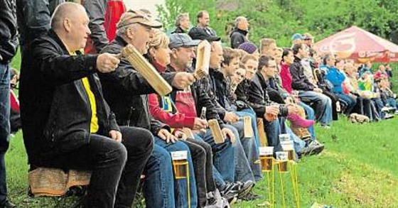 Diváci v Záhorovicích sledují duel s Olomoucí.