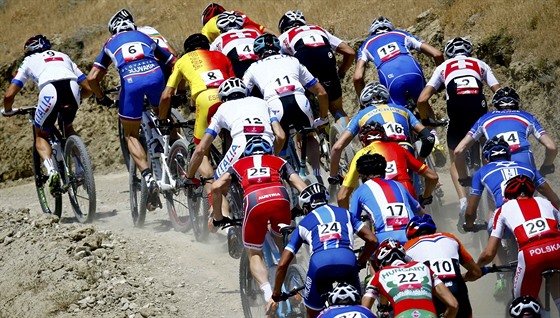 Startovní pole závodu biker na Evropských hrách v Baku. Vpravo dole se...