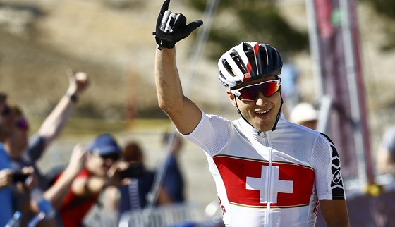 Švýcar Nino Schurter slaví