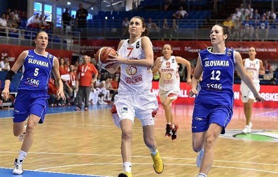 panlská basketbalistka Alba Torrensová prochází slovenskou obranou.