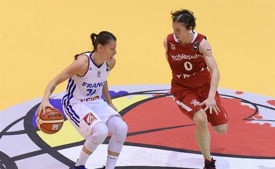 eská basketbalistka Veronika Bortelová (vpravo) brání Sarah Michelovou z...