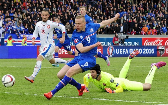 Branká Petr ech sleduje, jak na Islandu dostává rozhodující druhý gól.
