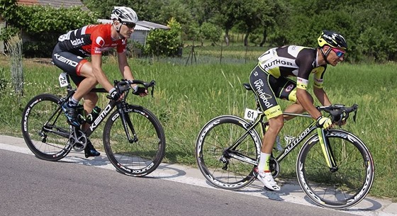 Cyklista hradecké stáje Whirlpool Author Pawel Cieslik (vpravo) v pedposlední...