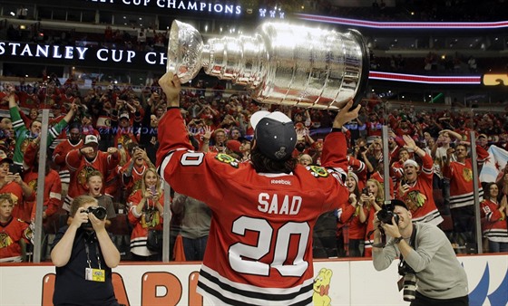 Brandon Saad z Chicaga slaví se Stanley Cupem
