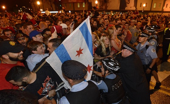 Fanouci slaví zisk Stanley Cupu pro Chicago Blackhawks.