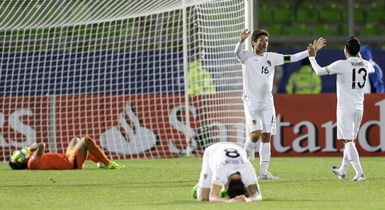 Bolivijtí fotbalisté Damir Andres Miranda, Ronald Raldes, Martin Smedberg a...