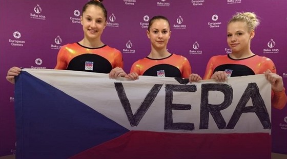 eské gymnastky Petra Fialová, Veronika Cenková a Anna-Mária Kányai podpoily...