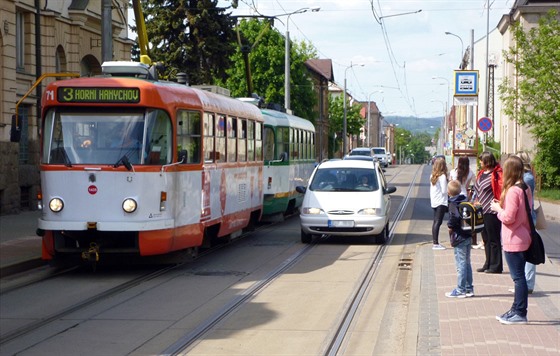 Přestože se tramvaj objíždět zleva nesmí, řidiči to v Liberci často dělají....