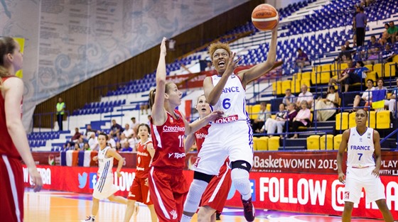 Francouzská basketbalistka Diandra Tchatchouangová (s íslem 6) zkouí pálit v...