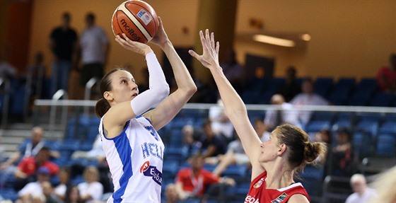 ecká basketbalistka Styliani Kaltsidouová (vlevo) hází na ko, brání ji Ilona...