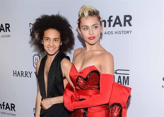 Zpvaka Miley Cyrusová a její kamarád Tyler Ford na amfAR Inspiration Gala...