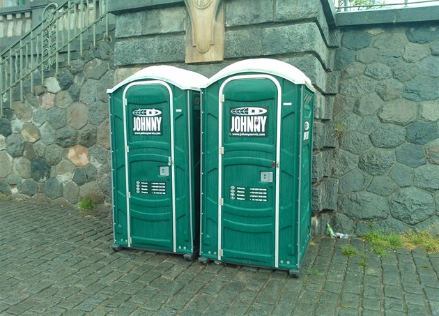 Toalety na náplavce u Rašínova nábřeží.