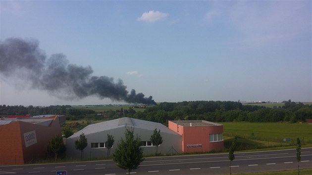 Dým z hořícího autobusu na rychlostní silnici R6 u letiště Václava Havla...