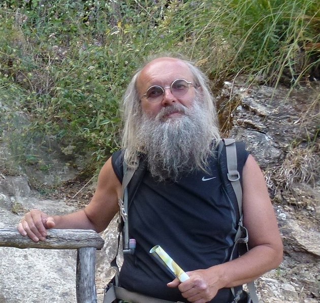 �éf Ústavu pro jazyk �eský Karel Oliva. Na dovolené