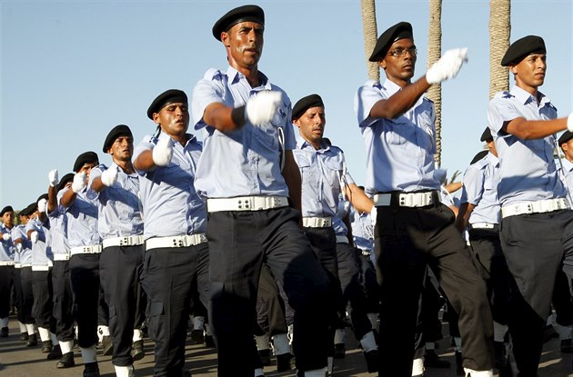 Noví policisté prochází v libyjském hlavním m�st� Tripolisu (8. �ervna 2015).