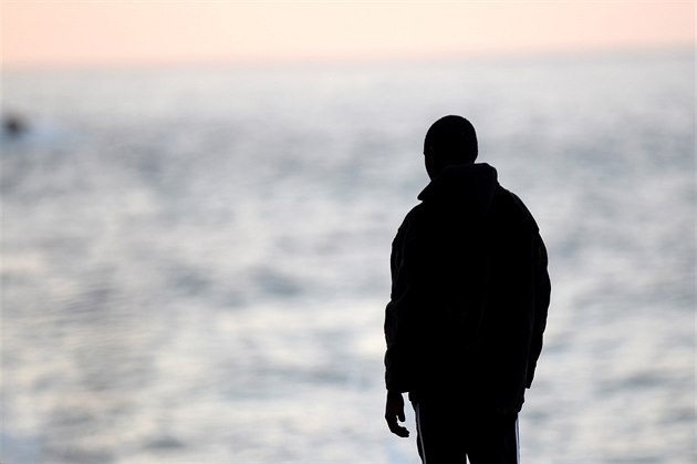 Tou�ebný pohled p�es mo�e do Evropy? Ne, tento uprchlík u� je v Itálii. Fotografie nejenom vydá za tisíc slov - m��e také klamat jako tisíc slov.