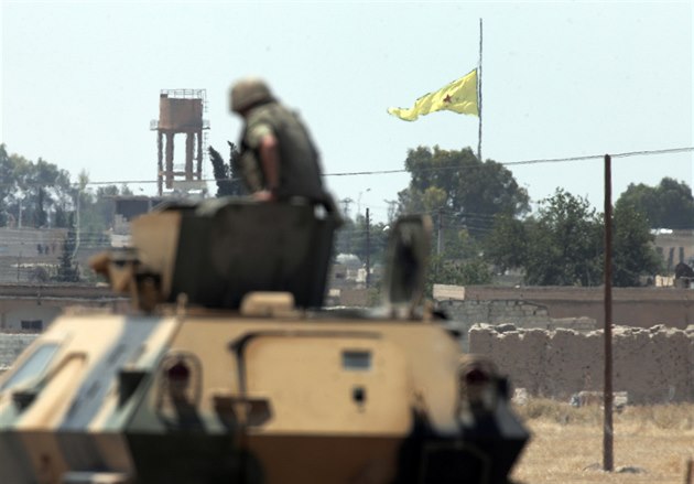 V pohrani�ních oblastech Sýrie, které ovládají Kurdové z milic YPG, jsou jejich �luté vlajky s �ervenou hv�zdou dob�e vid�t i pro turecké pohrani�níky.