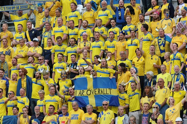 �véd�tí fanou�ci p�i zápase s Itáli na tribun� olomouckého stadionu.