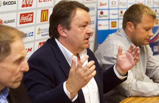 Prezident hokejového svazu Tomá� Král na tiskové konferenci.