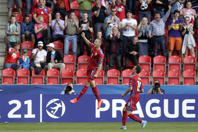 Pavel Kade�ábek slaví první branku v utkání s Dánskem. V pozadí jsou spokojení diváci i volné seda�ky.