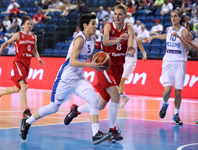 �ecká basketbalistka Angeliki Nikolopuluová (vlevo) uhání dop�edu, stíhá ji...