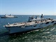 Britsk HMS Ocean spolen s americkou USS San Antonio bhem v ele flotily...