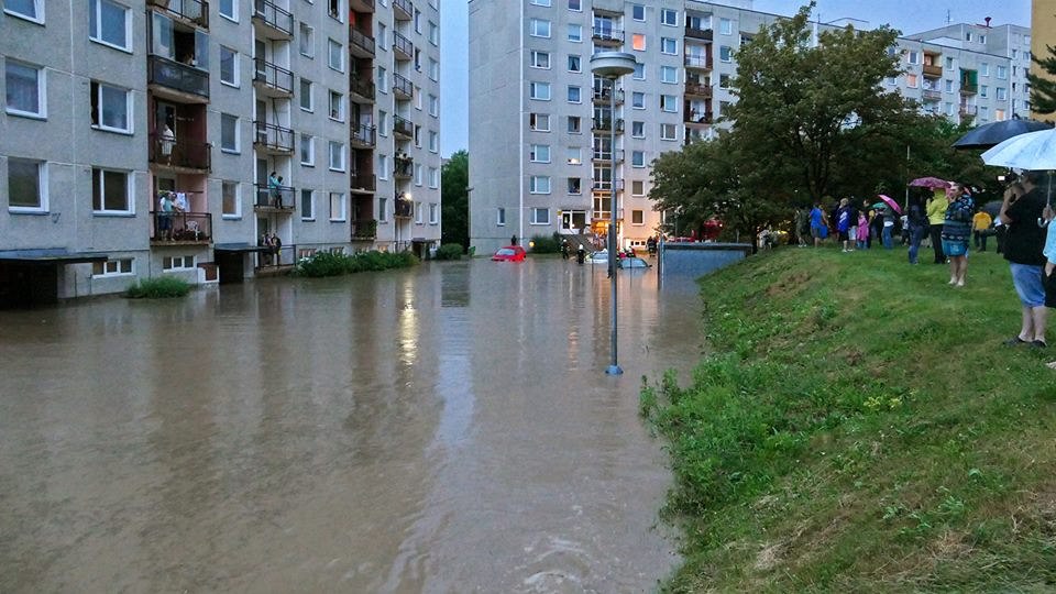 Voda se valila do sídli�t� a zatopila sklepy i dv� desítky aut.