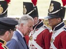 Britský princ Charles s vojáky. (18. ervna 2015)