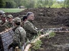 Ukrajinský prezident Petro Poroenko na obhlídce opevnní v Doncké oblasti...